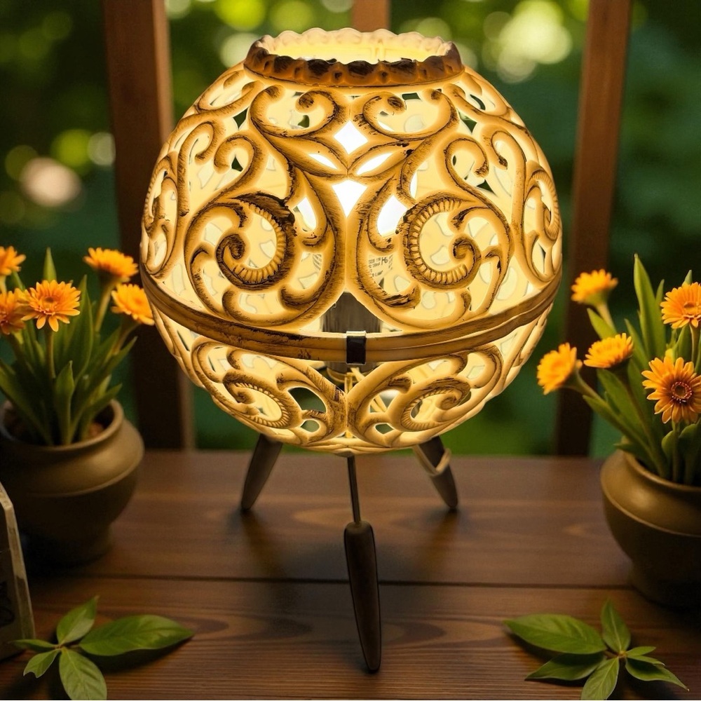 VINTAGE 1960s ARABESQUE FILIGREE DESIGNED CREAM & ORO VERDE COLORED TABLE LAMP